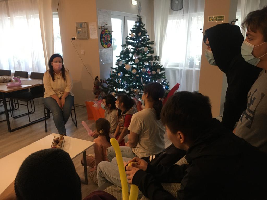 Jamila în vizită la casa de tip familial din București
